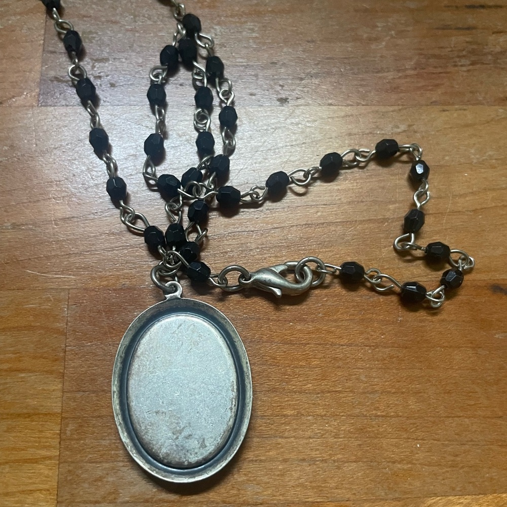 Vintage black beaded necklace with Jesus disc pendant - Picture 4 of 6